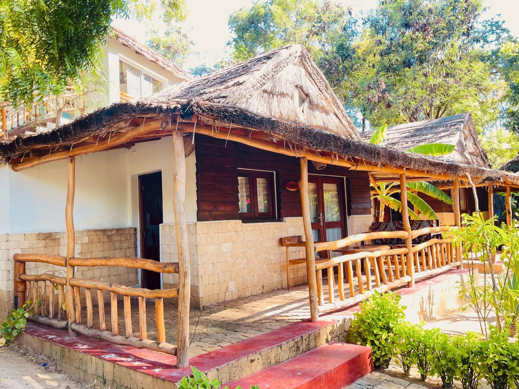 Vovo Telo Lodge Toliara Eksteriør billede